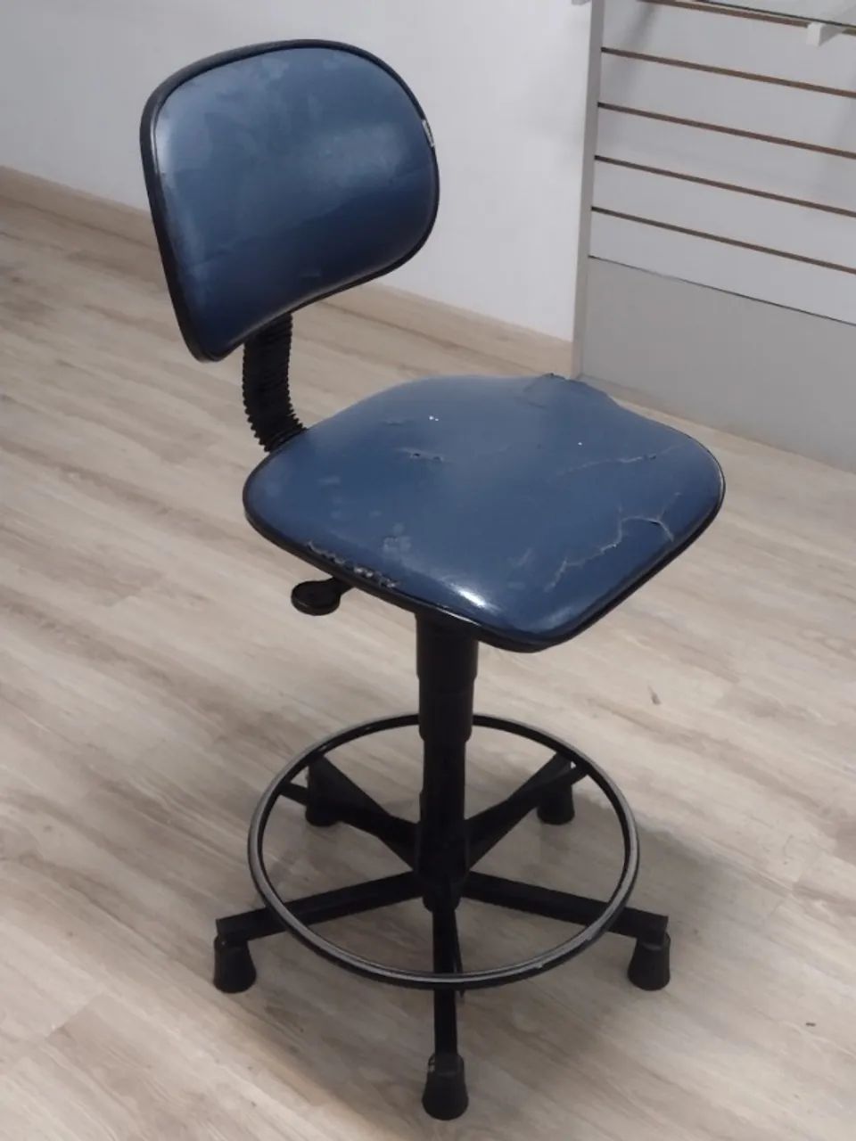 cadeira de bancada com assento e encosto com madeiras compensadas e espumas injetadas