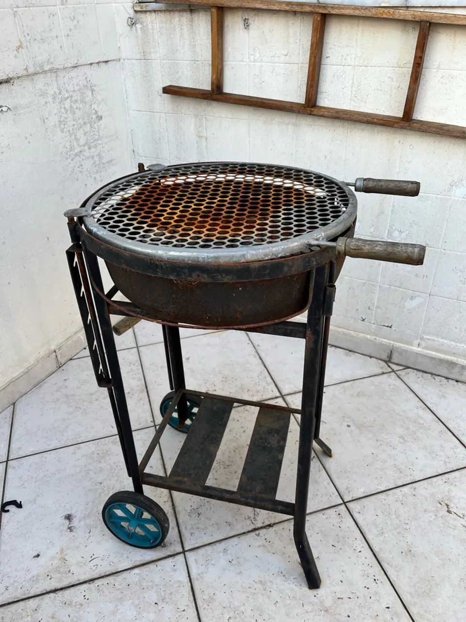 Churrasqueira super resistente rodinha + acessorios