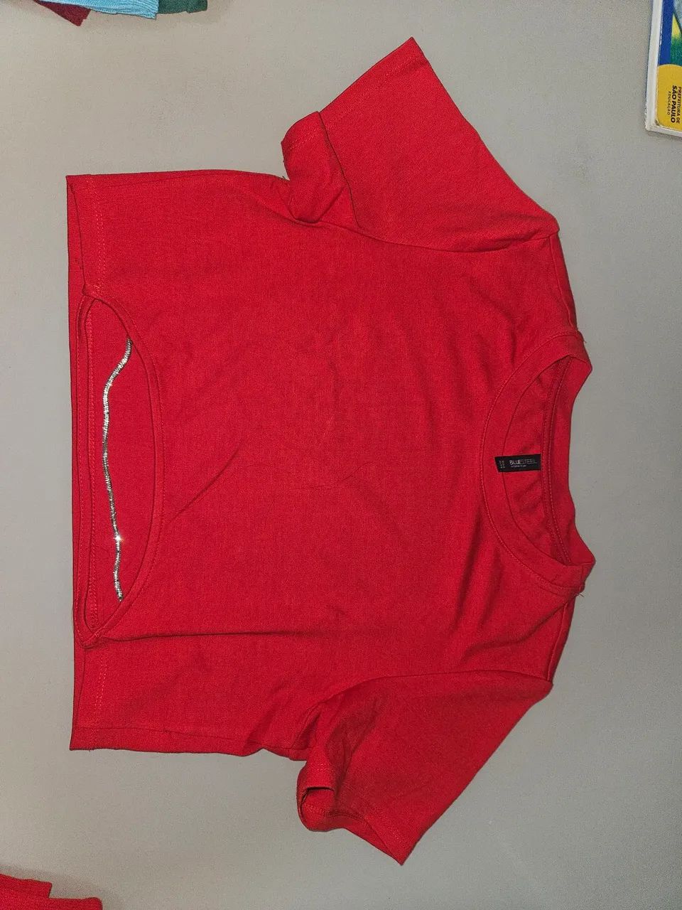 Blusa vermelha com detalhe
