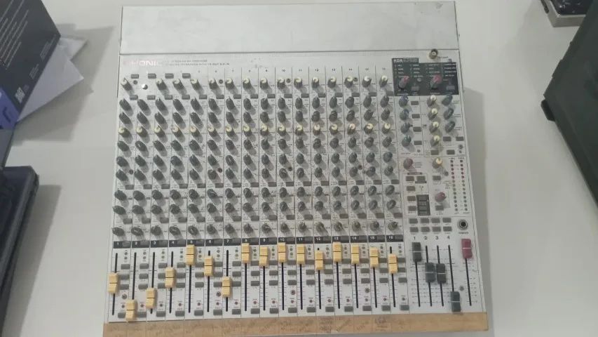 Mesa de Som Phonic Helix Board 24 FireWire - Interface 18 Canais