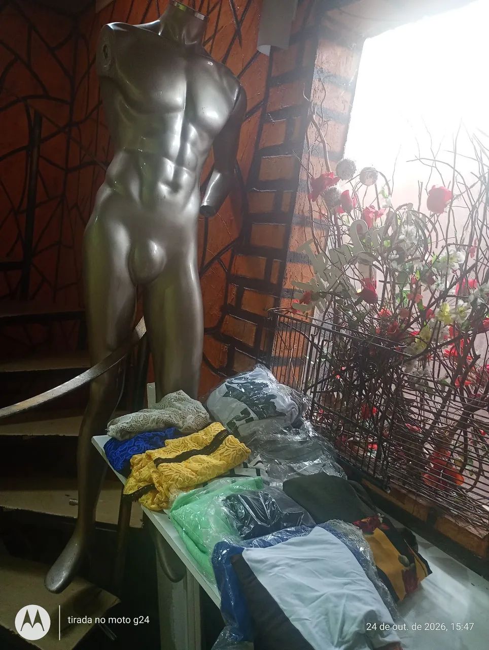Lote de roupas com manequim 