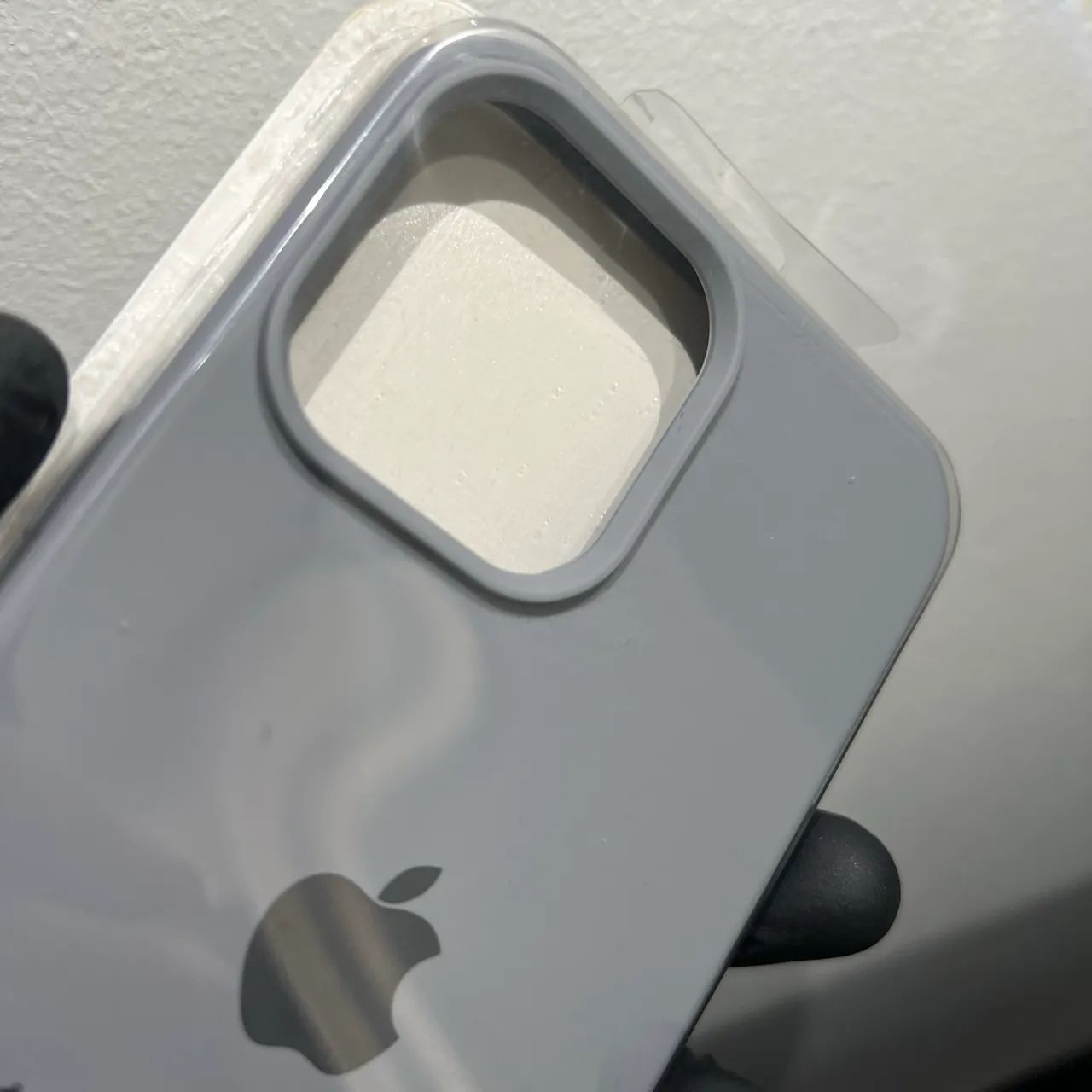 capinha iphone 13 pro max cinza silicone - Foto 4