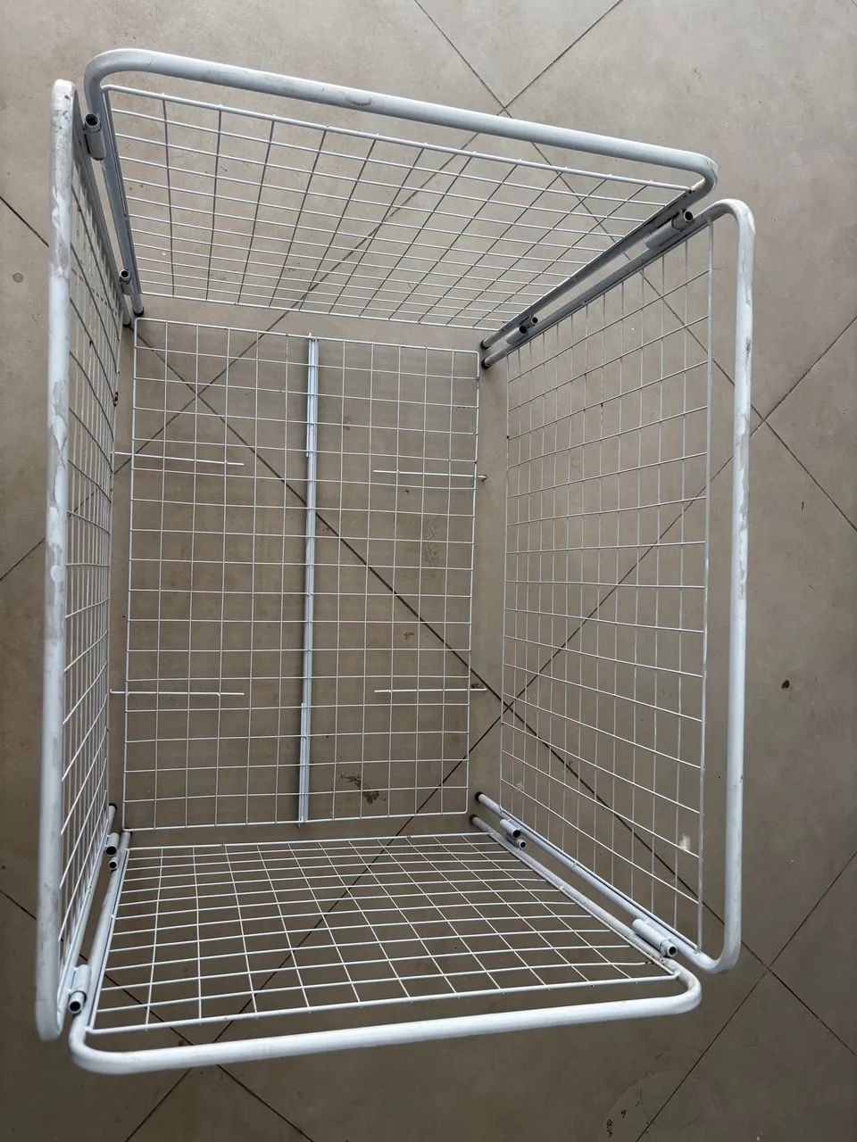 cesto expositor aramado com fundo regulável,