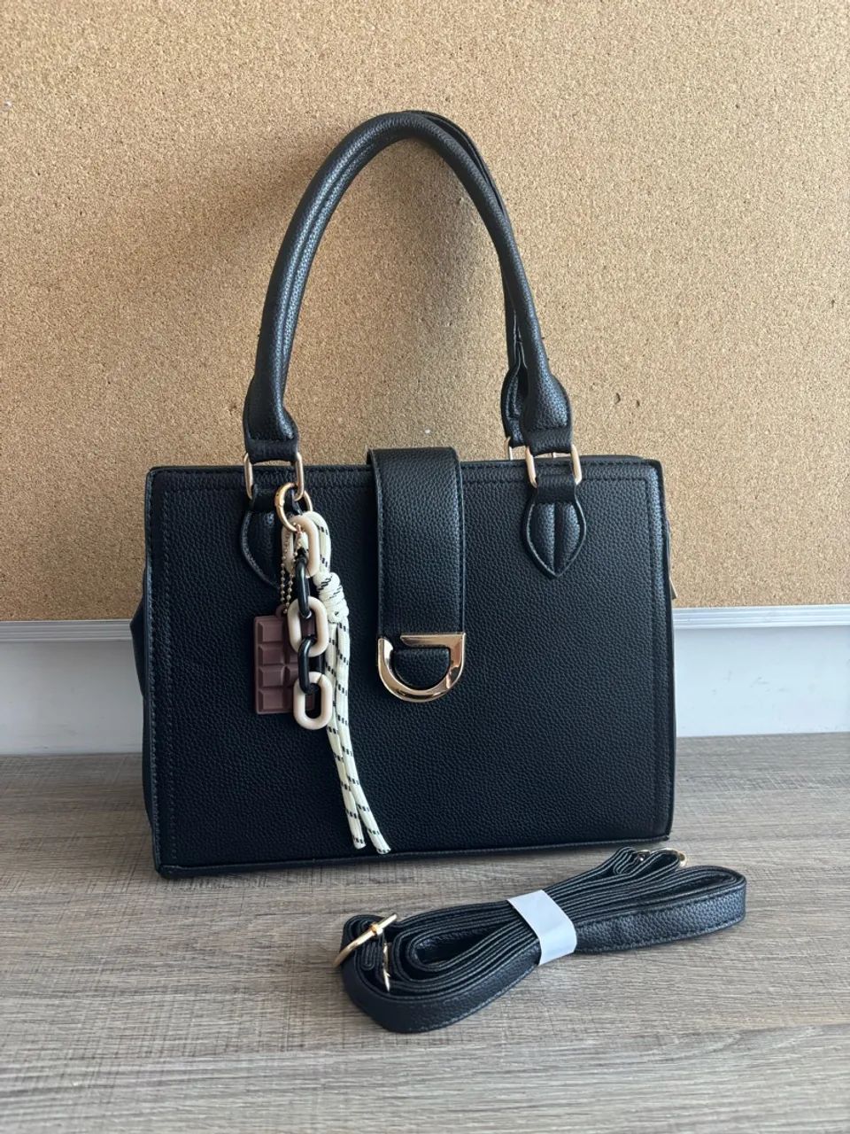 Bolsa NOVA preta com alça transversal 
