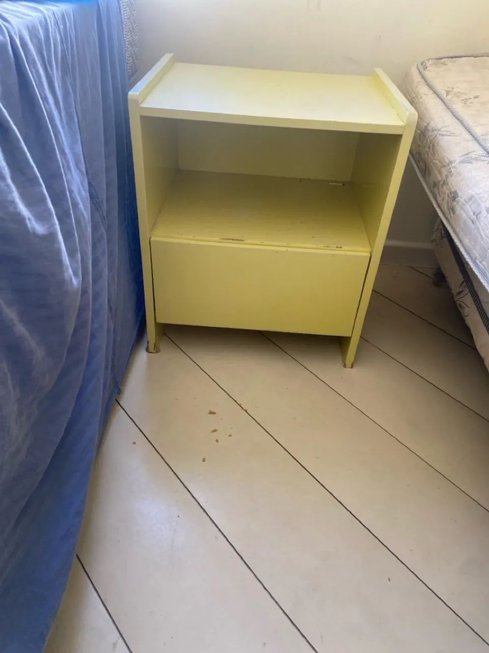 Mesa de cabeceira.