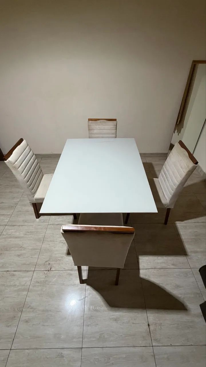 Mesa De Jantar pés em madeira maciça + 4 Cadeiras