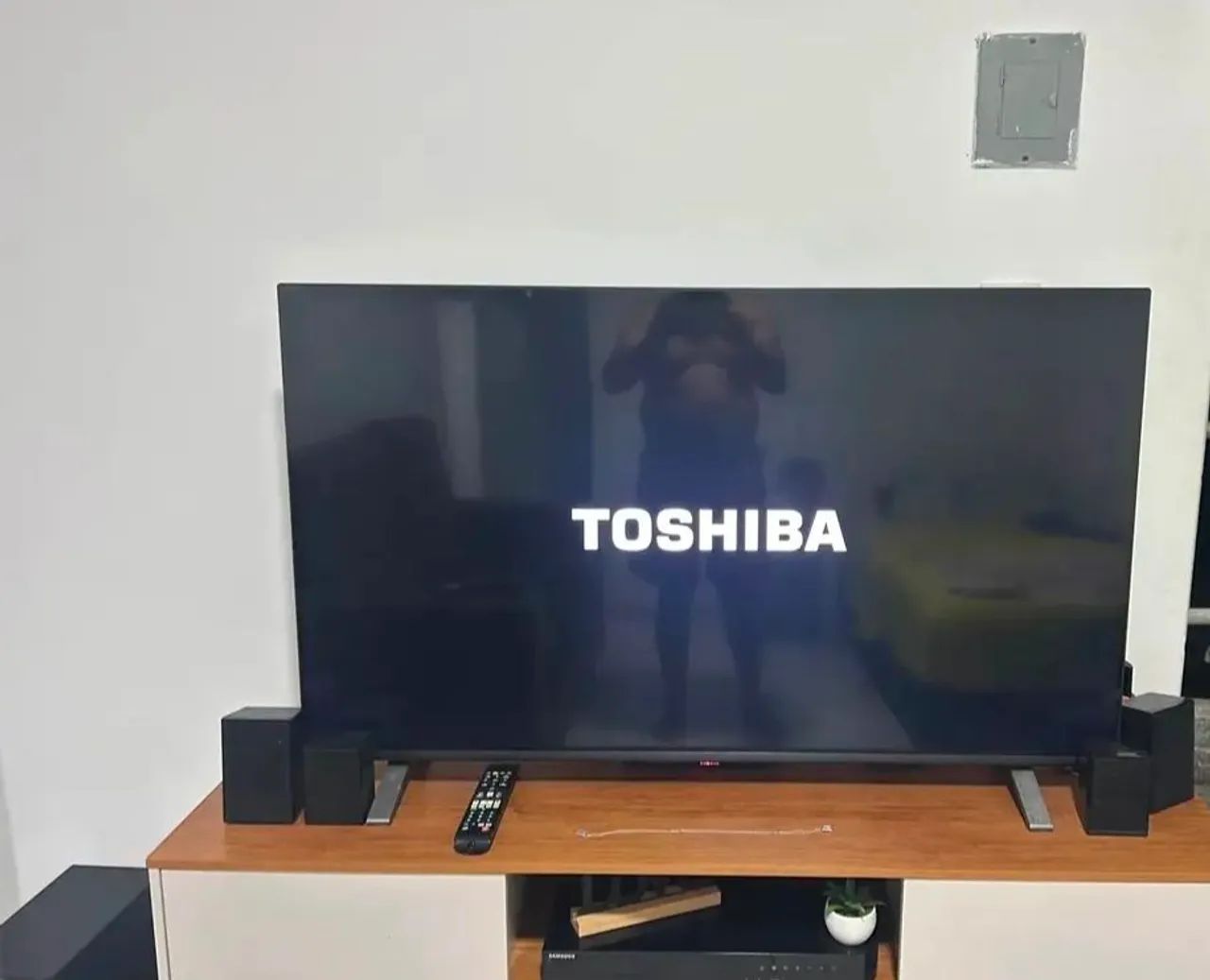 Vendo uma TV smart de 50 Toshiba com alexa e comando de voz  - Foto 4