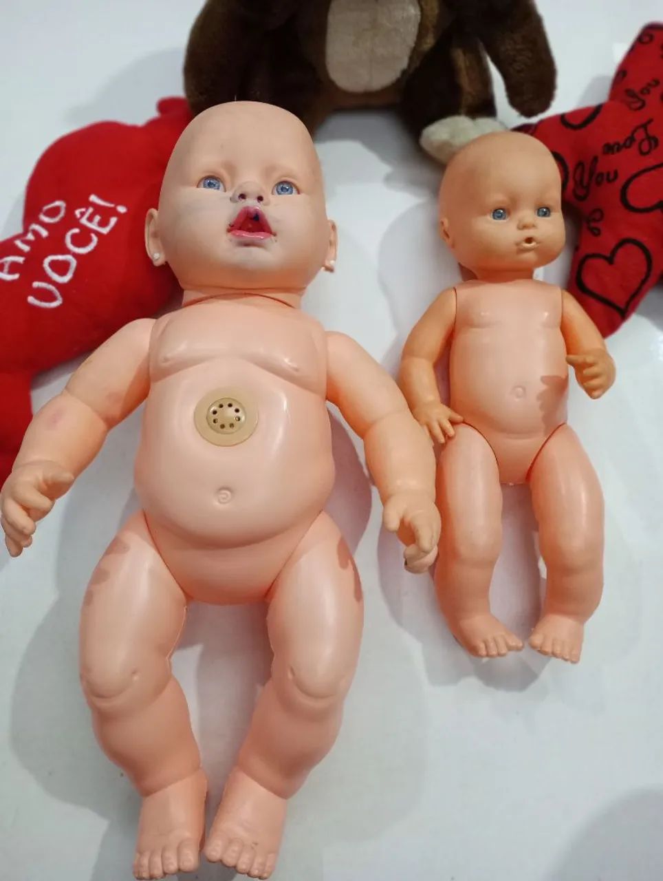 Duas bonecas e três pelúcia 
