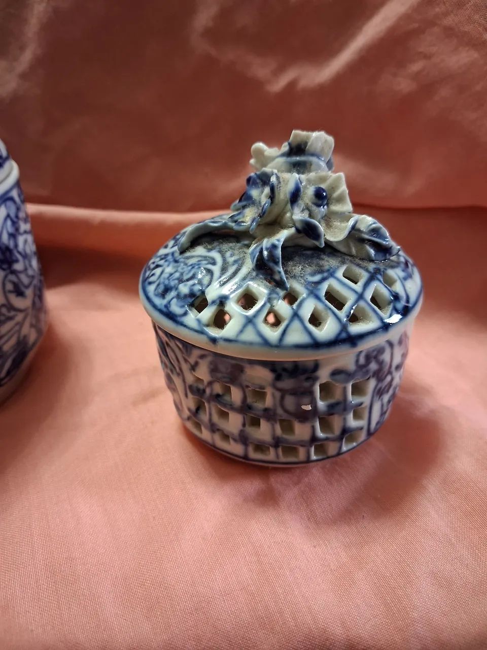 PAR DE ENFEITES ANTIGOS  DE PORCELANA  - Foto 3