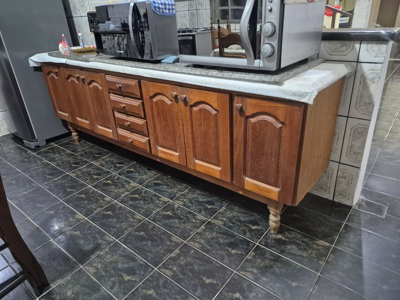 Conjunto mesa e armário madeira