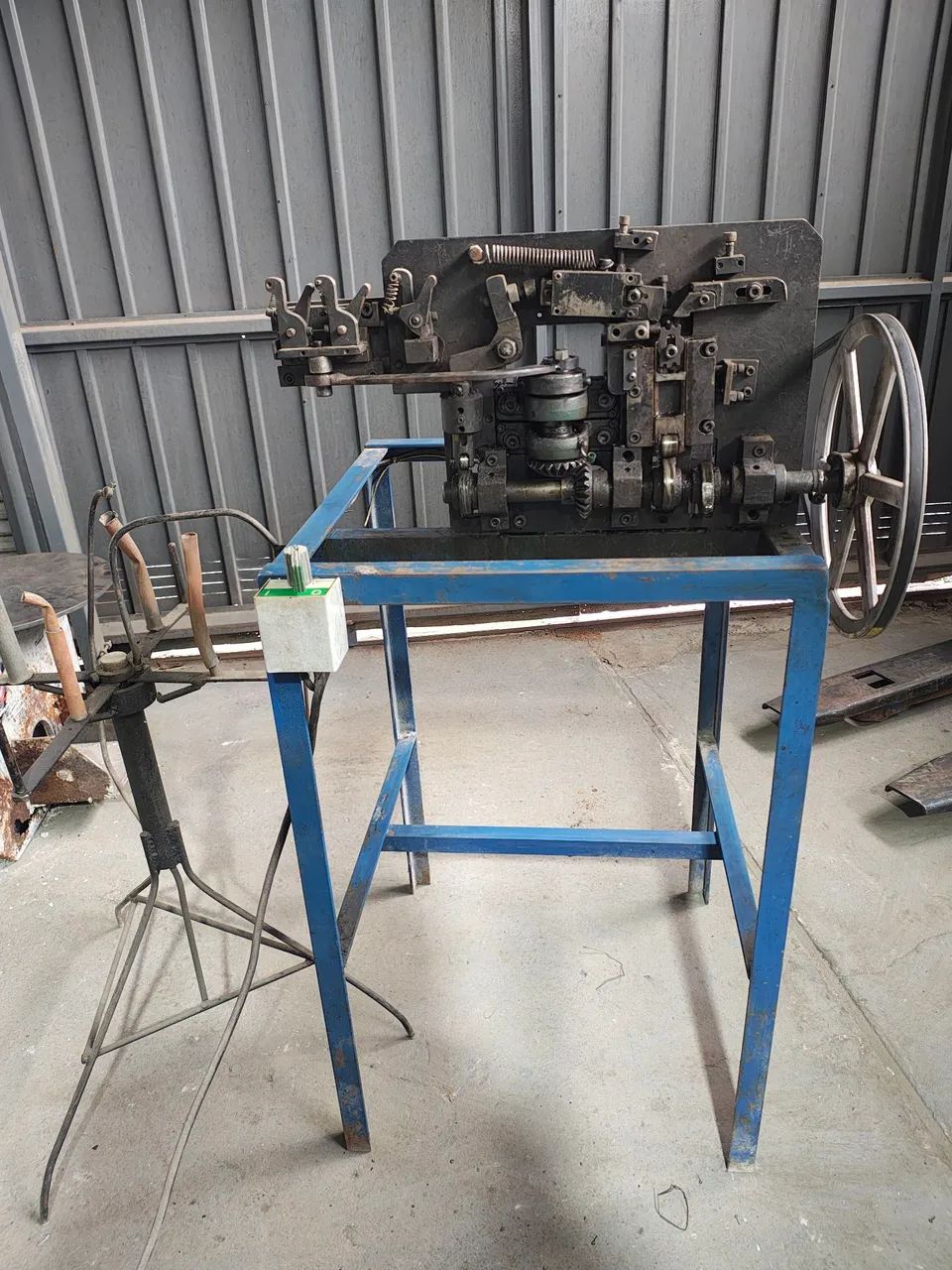 Vendo excelente máquina de cortar pinos 