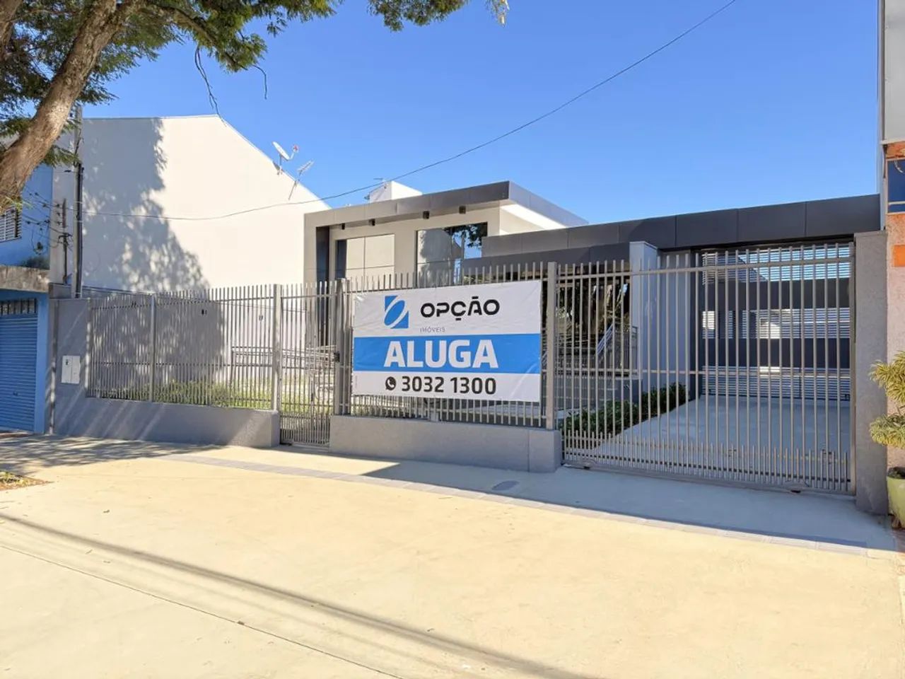Sala para alugar em Maringá, Zona 05, com 233.32 m²
