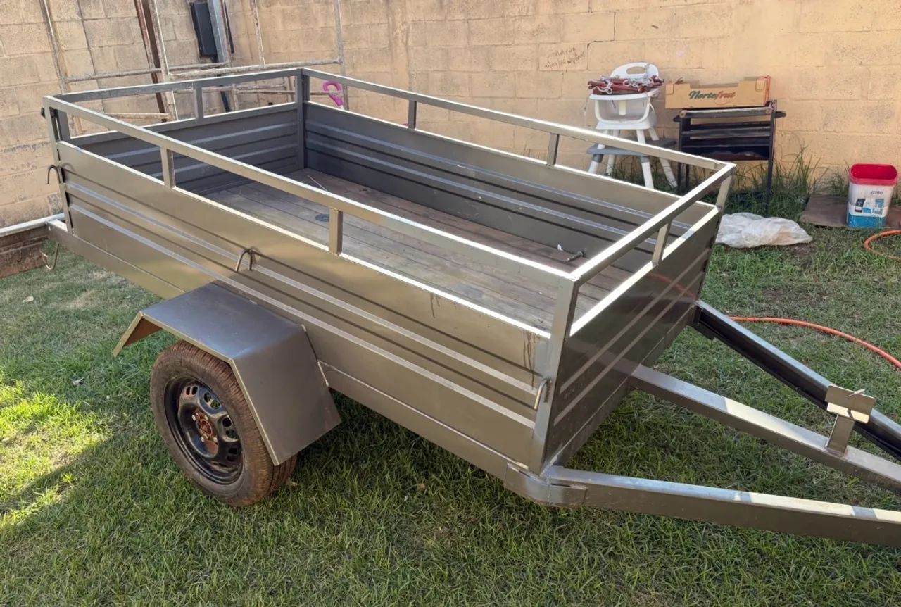 Carretinha 2m x 1,20m - seminova 