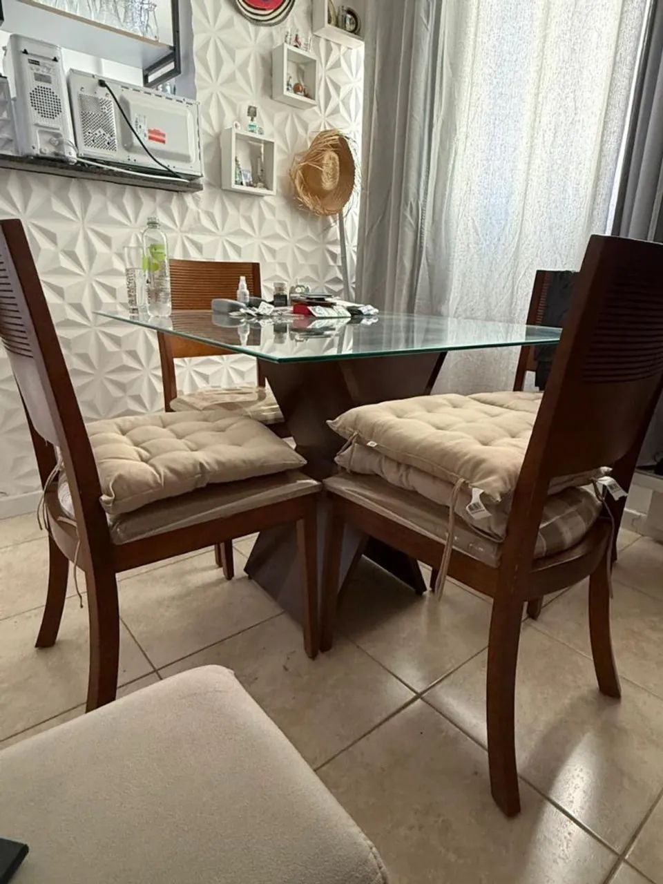 Conjunto de mesa de jantar tampo de.vidrio com 4.cadeiras.