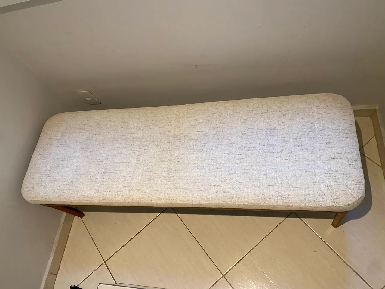 BANCO ESTOFADO COM ESTRUTURA DE MADEIRA  - Foto 2