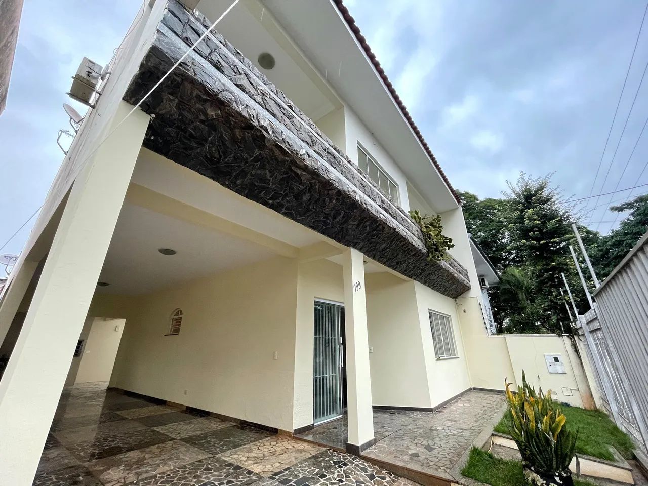 Sobrado com 1 Suíte + 3 Quartos | 200 m² de Área | Espaço e Conforto - Foto 2