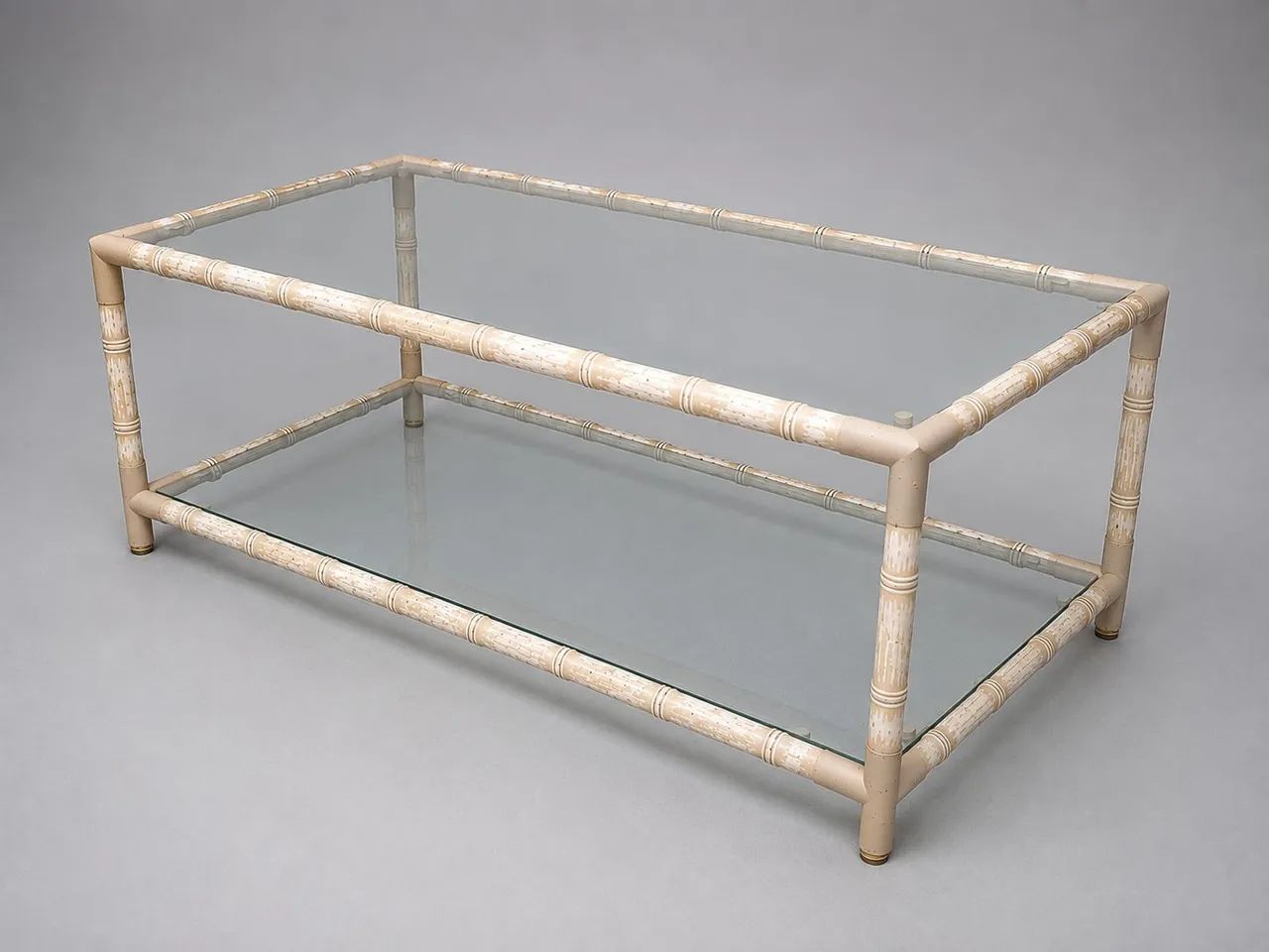 Mesa centro estilo bambu com tampo e prateleira de vidro 