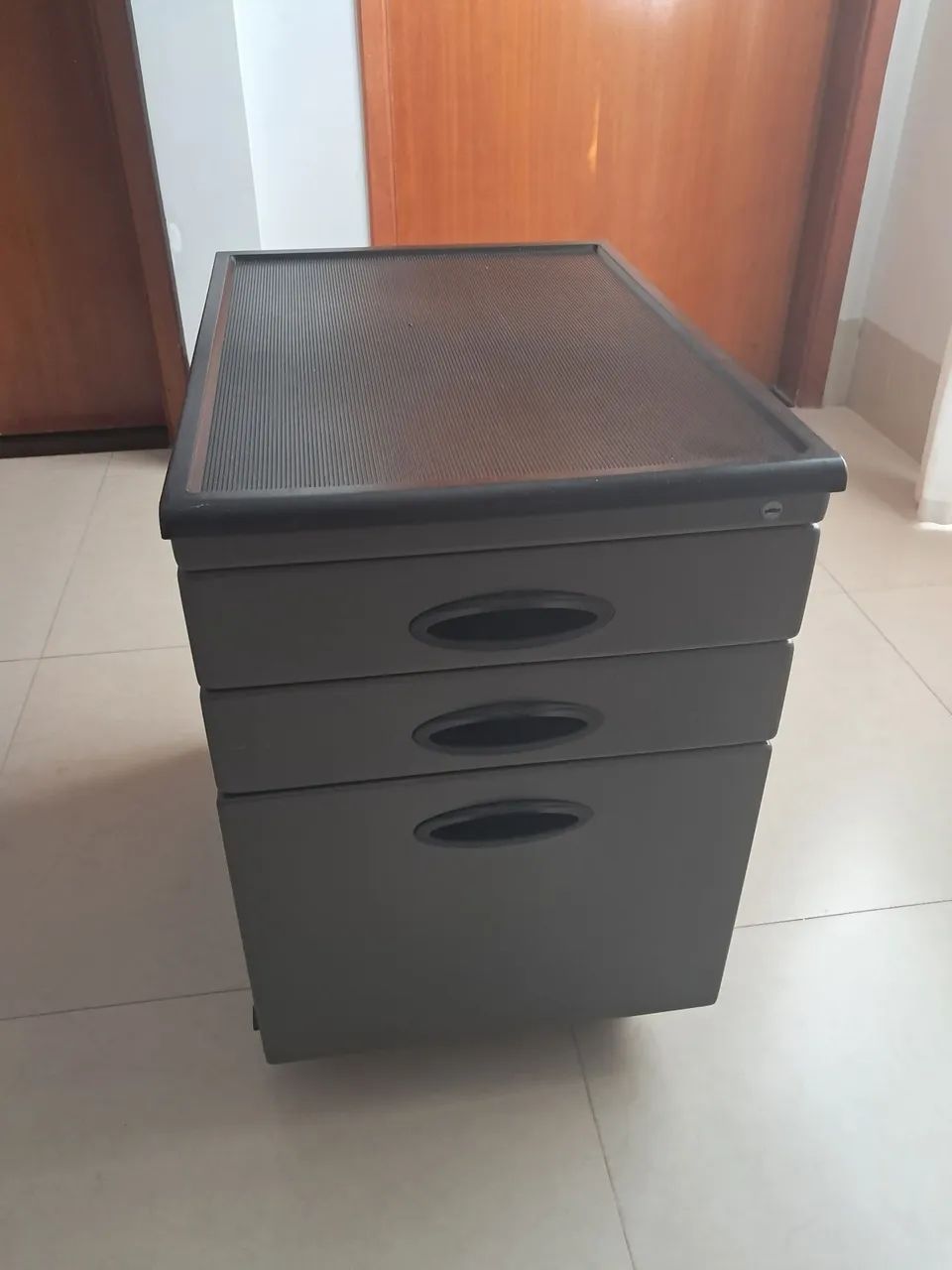 Gaveteiro em aço com rodízio e 3 gavetas