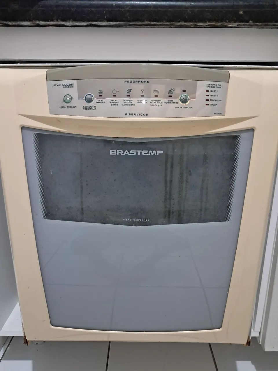 Máquina de lavar louça usada.