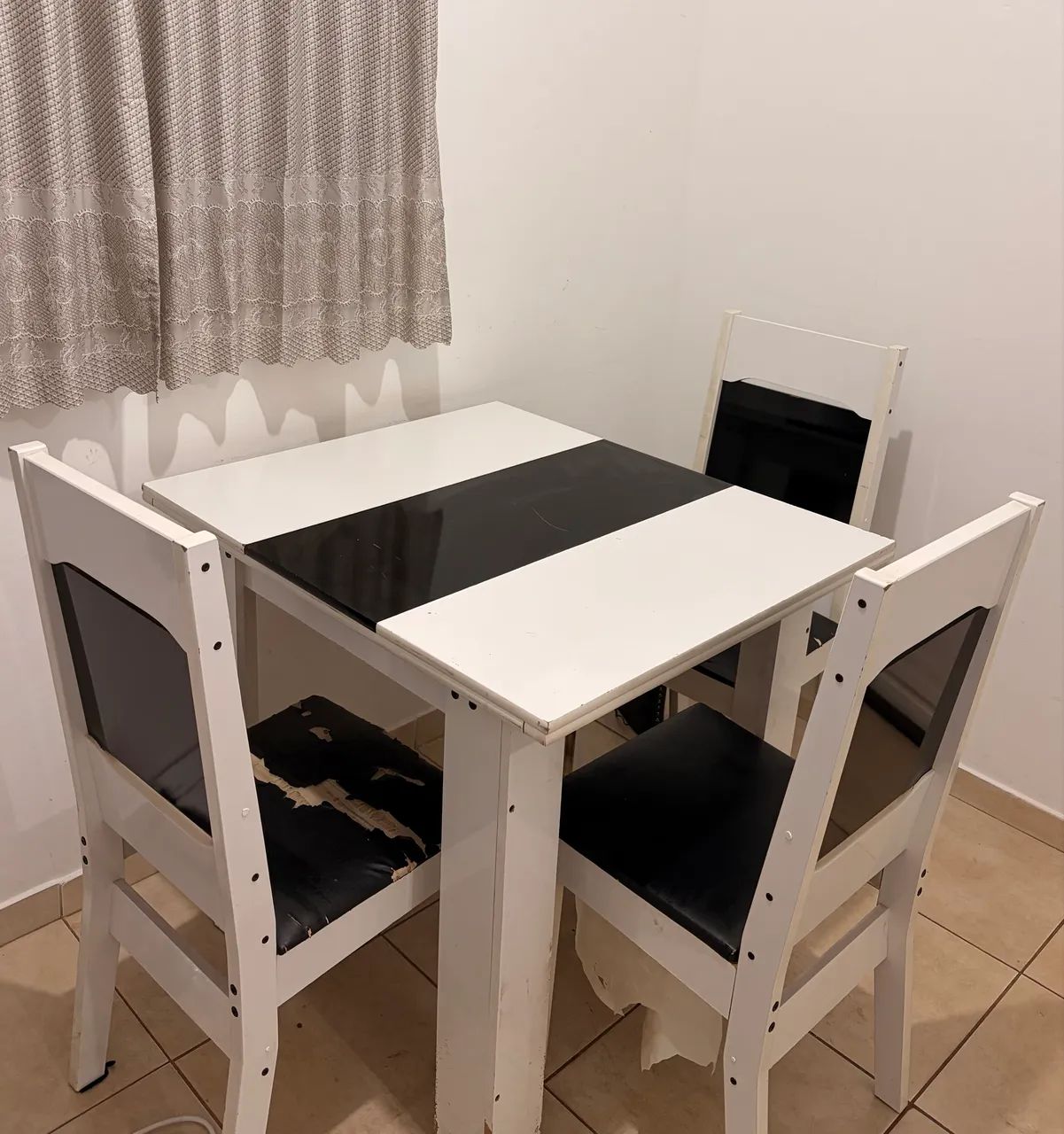 Mesa com 3 cadeiras 