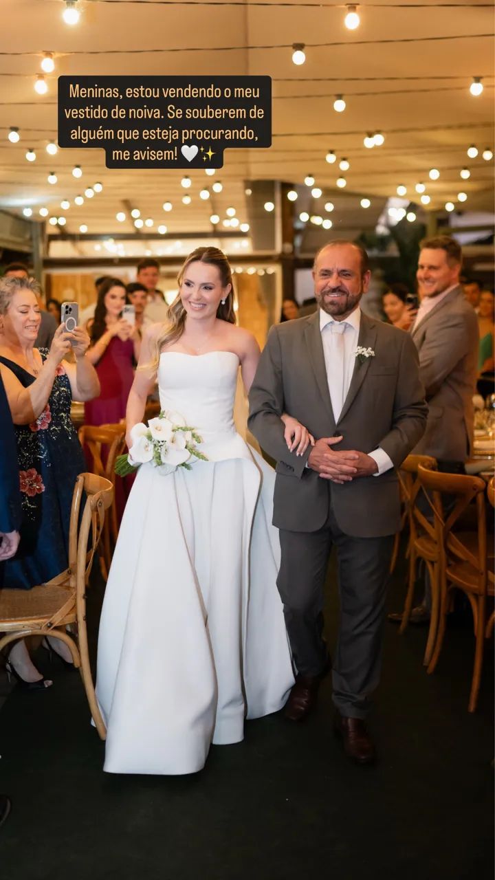 Vestido de noiva minimalista - design assimétrico e moderno