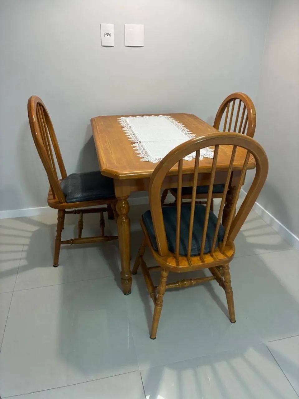Mesa de Madeira + 3 Cadeiras clássicas