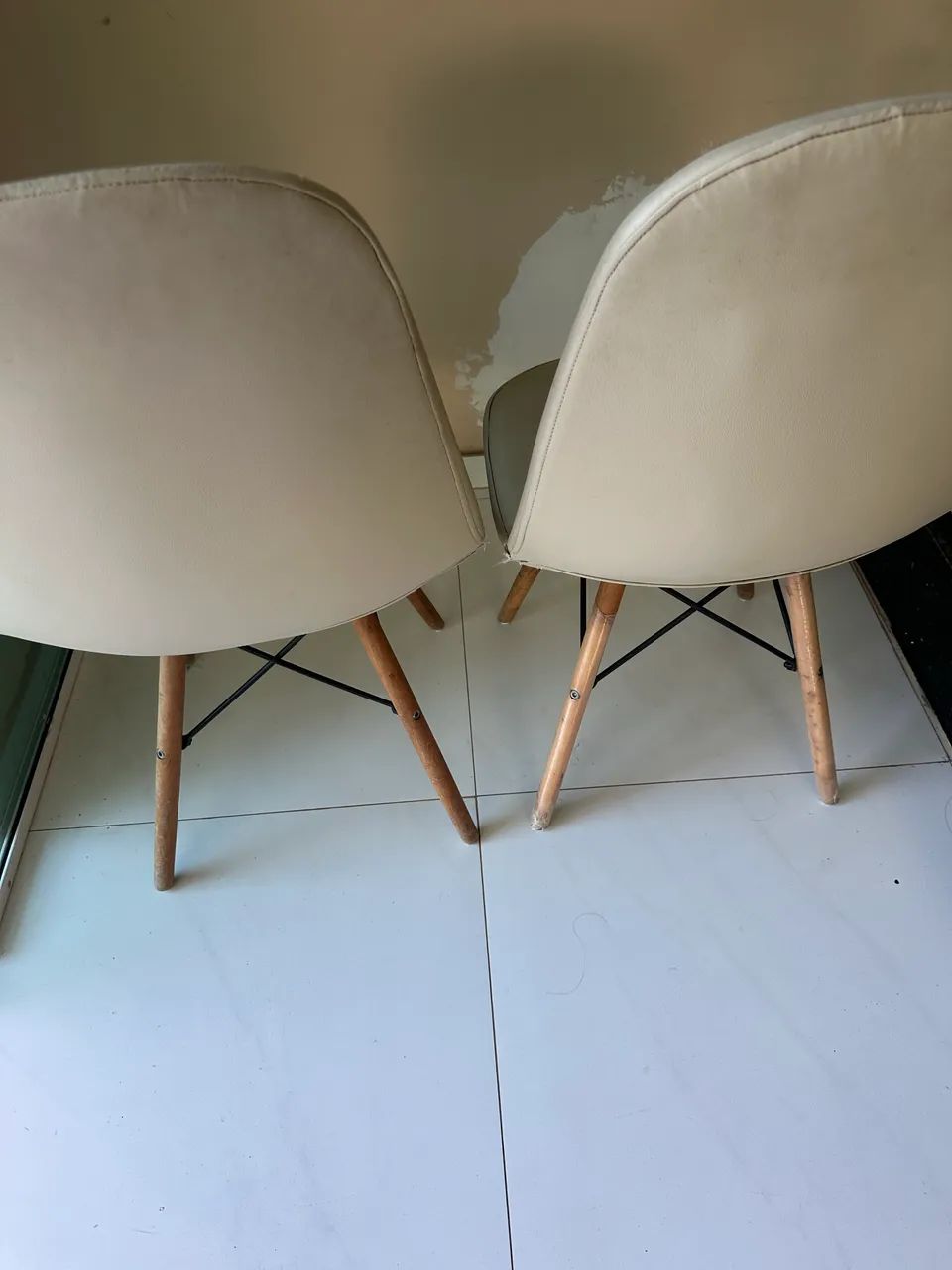 Conjunto 2 cadeiras forradas e pés de madeira 