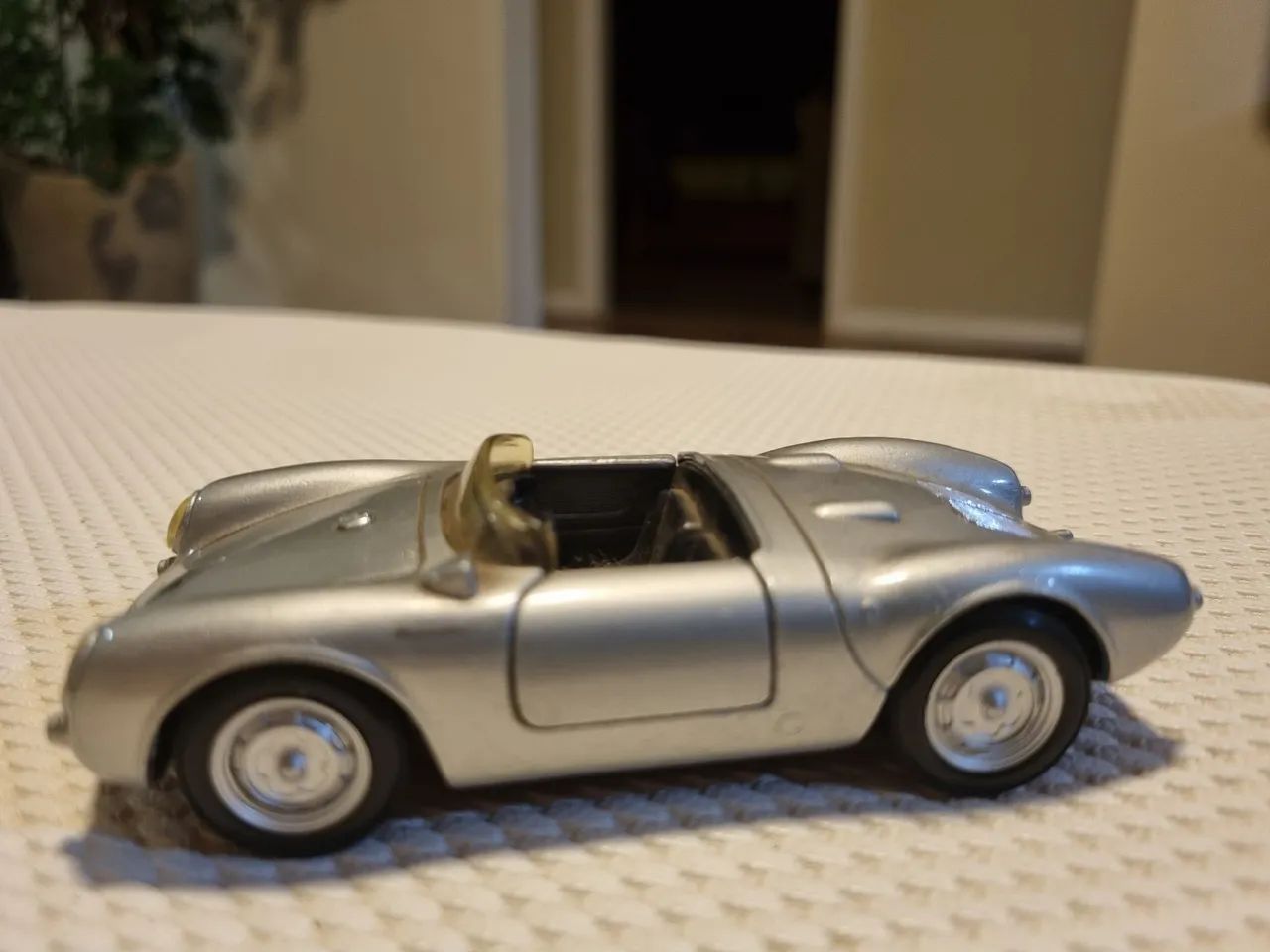 Miniatura Porsche 550 A Spyder Maisto Escala 1/32 - Foto 3