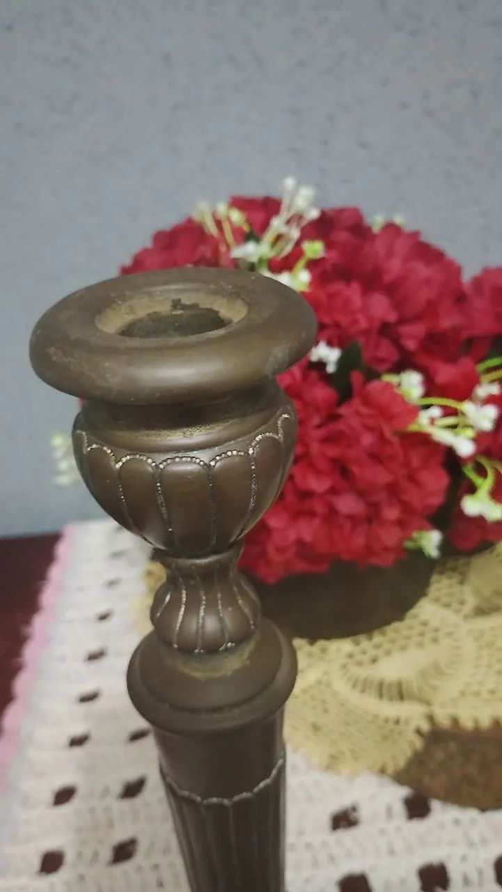 Elegante Par de Castiçais Antigos Clássico em Bronze - Foto 3