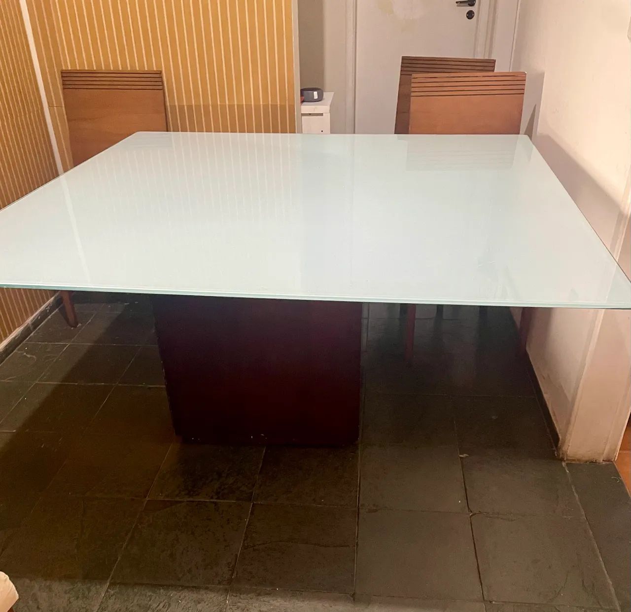 Mesa tampo de vidro quadrada com 4 cadeiras   Cadeiras com algumas avarias  - Foto 5