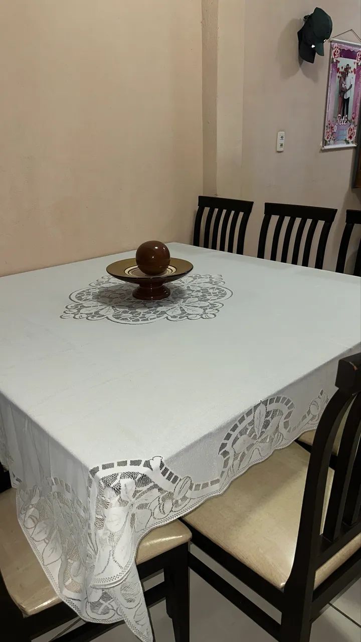 Mesa com madeira maciça (Jacauna) e vidro(bisotado) com 8 cadeiras 