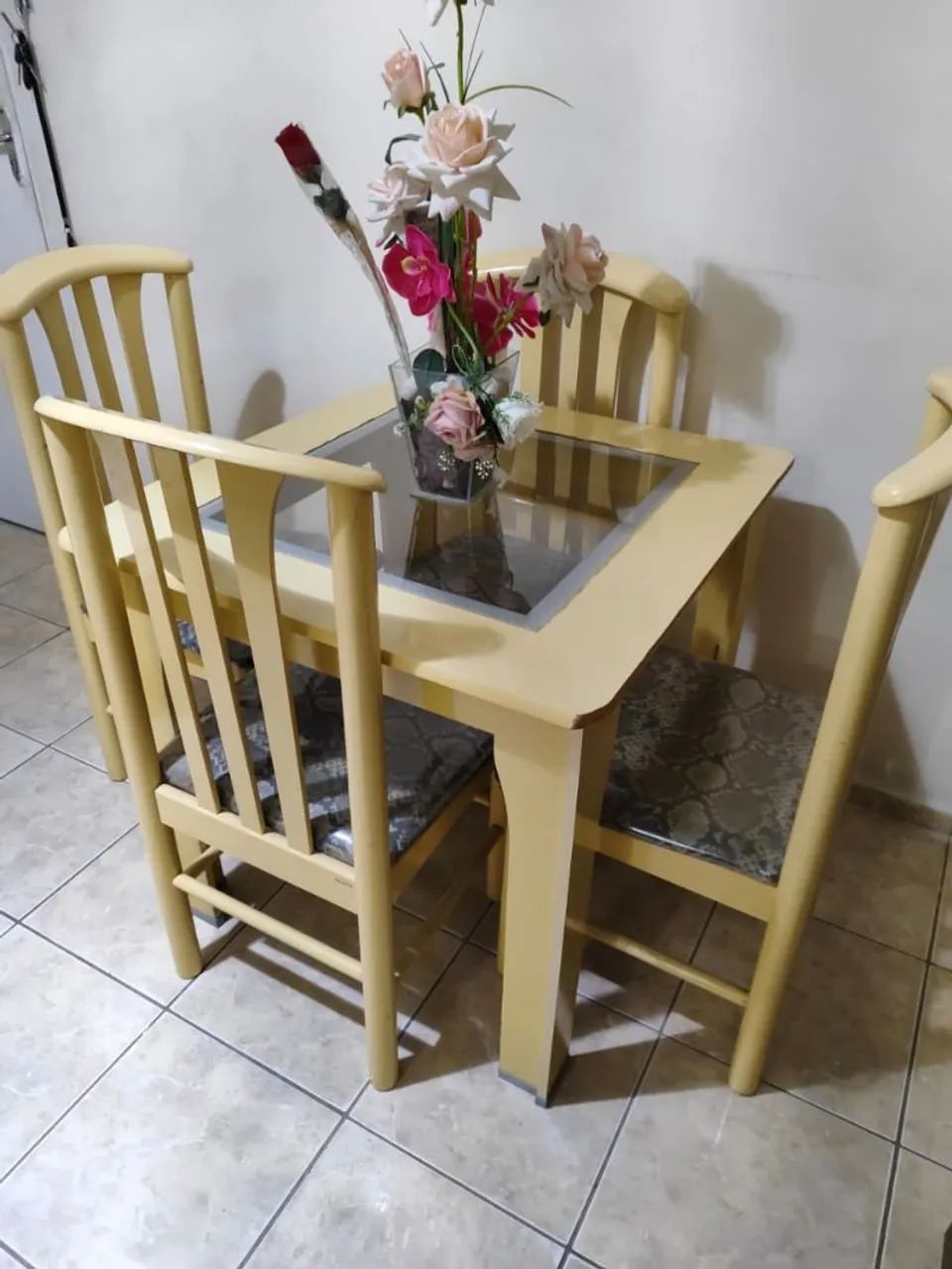 Mesa com 4 cadeira usa em perfeito estado  - Foto 2