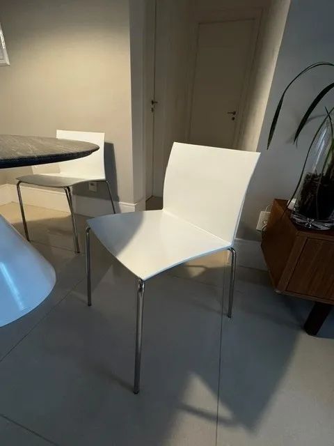 Mesa de jantar redonda com tampo de mármore e 4 cadeiras - marca West Elm  - Foto 3