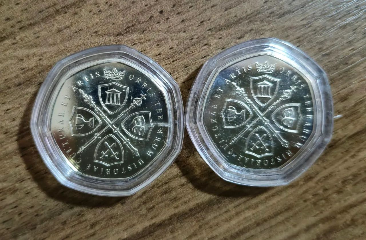 Set de 2x moedas 50 Pence Inglaterra Comemorativas WW2 Segunda Guerra - Foto 2