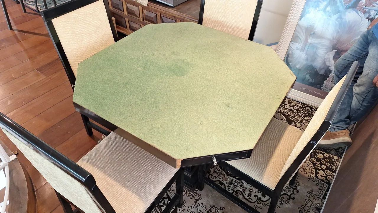 Mesa para jogo com 4 cadeiras 