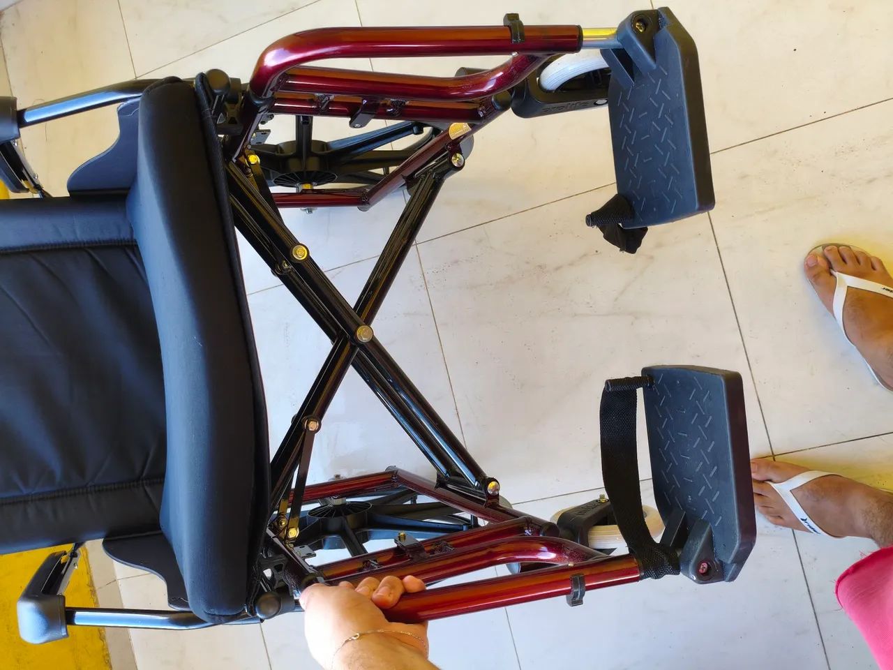 Cadeira de rodas nova 52 cm - nunca usada - Foto 3