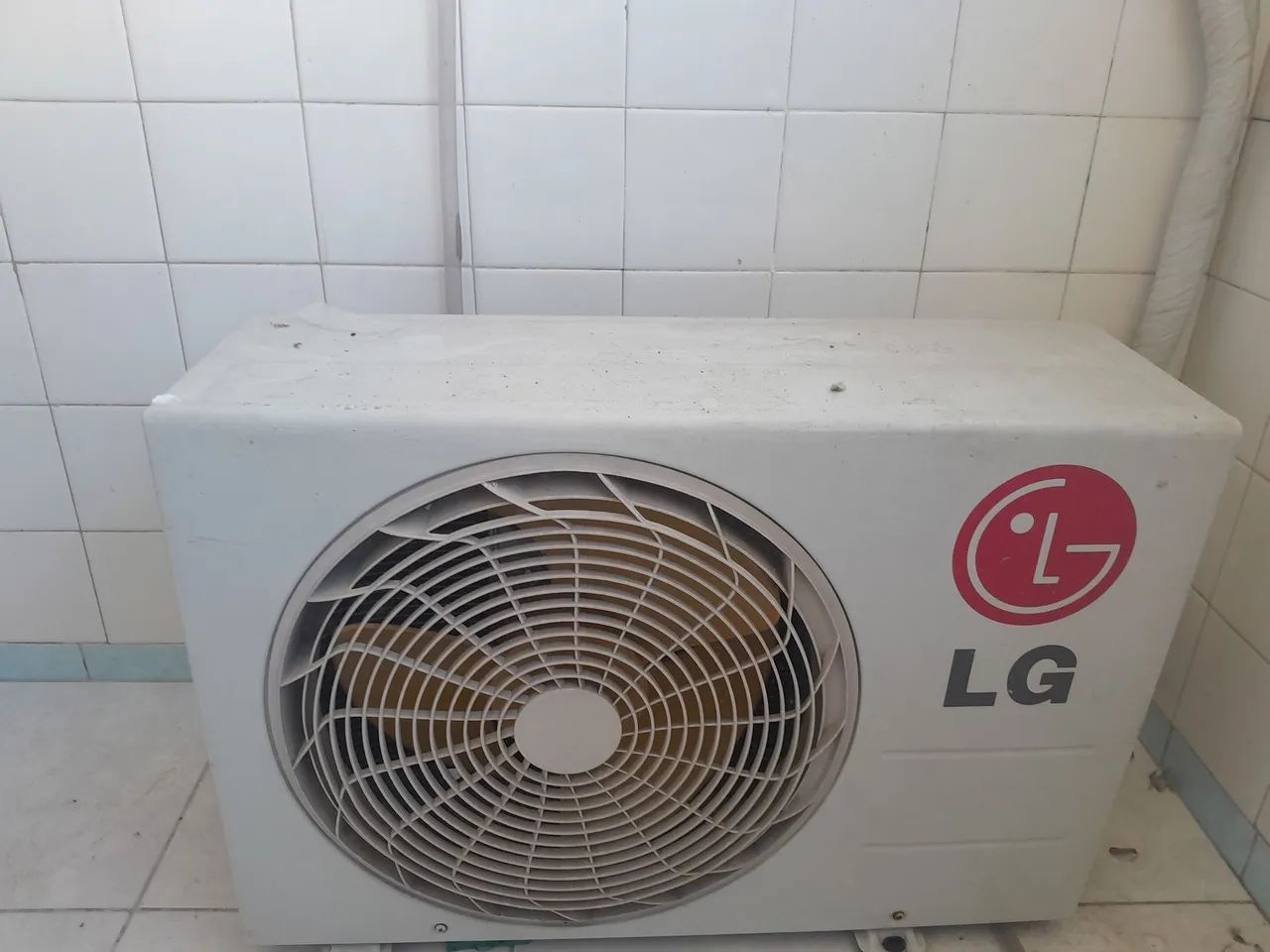 Ar condicionado funcionando perfeitamente so estalar,  chama * 