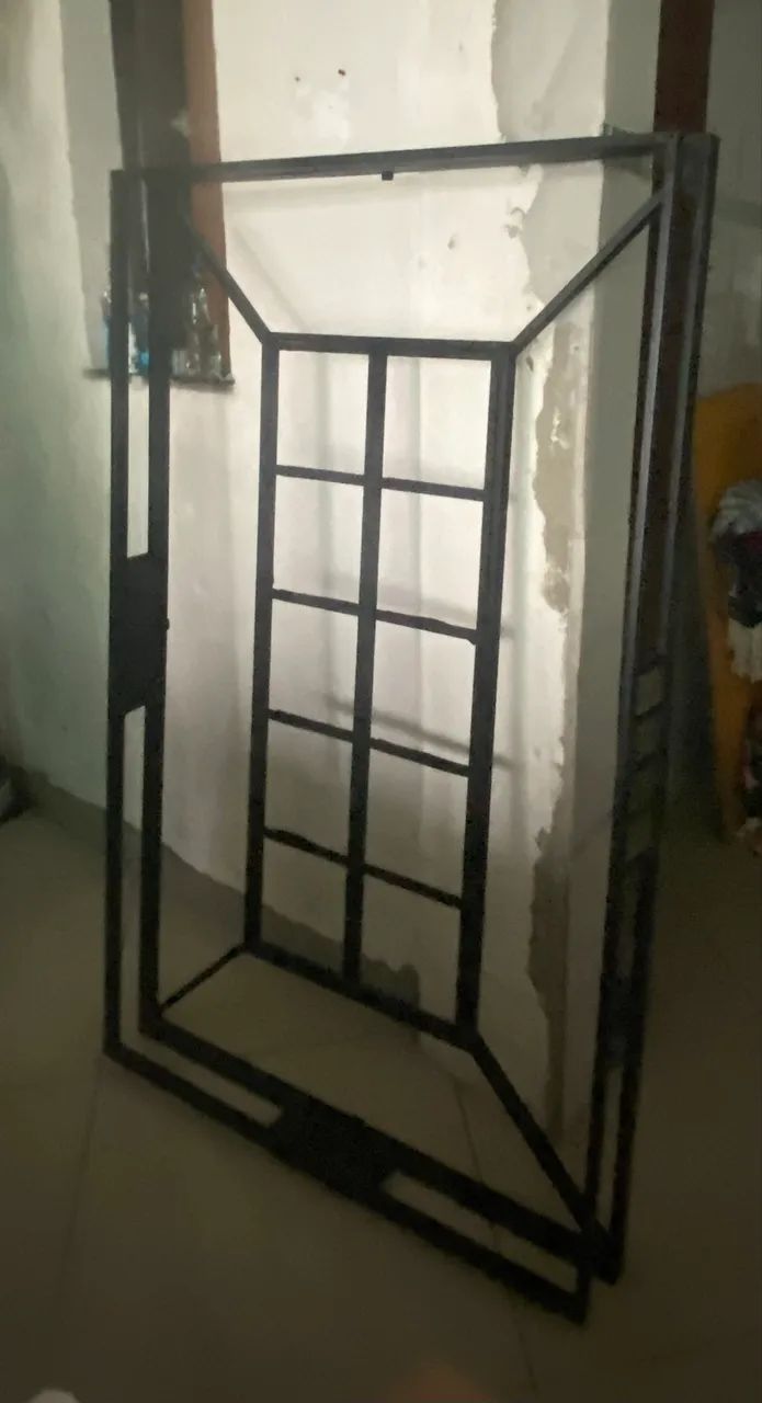 Mesa de vidro com pés de ferro - Foto 2
