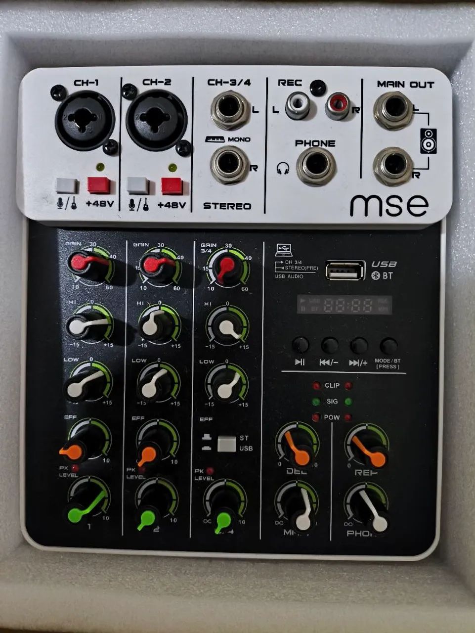 Mesa Som interface de audio com reverd e Phantom 