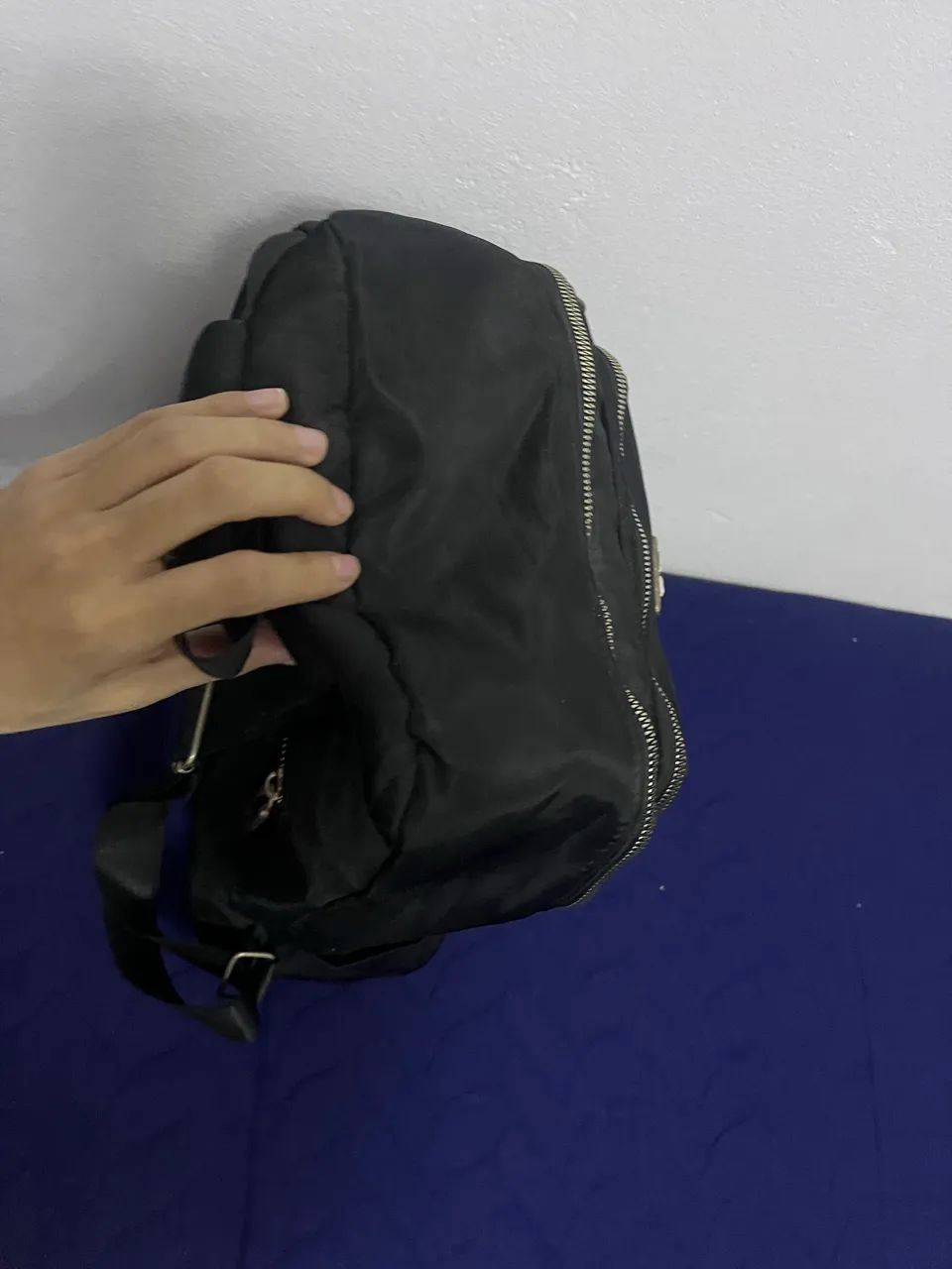 Mochila feminina preta com vários compartimentos  - Foto 5