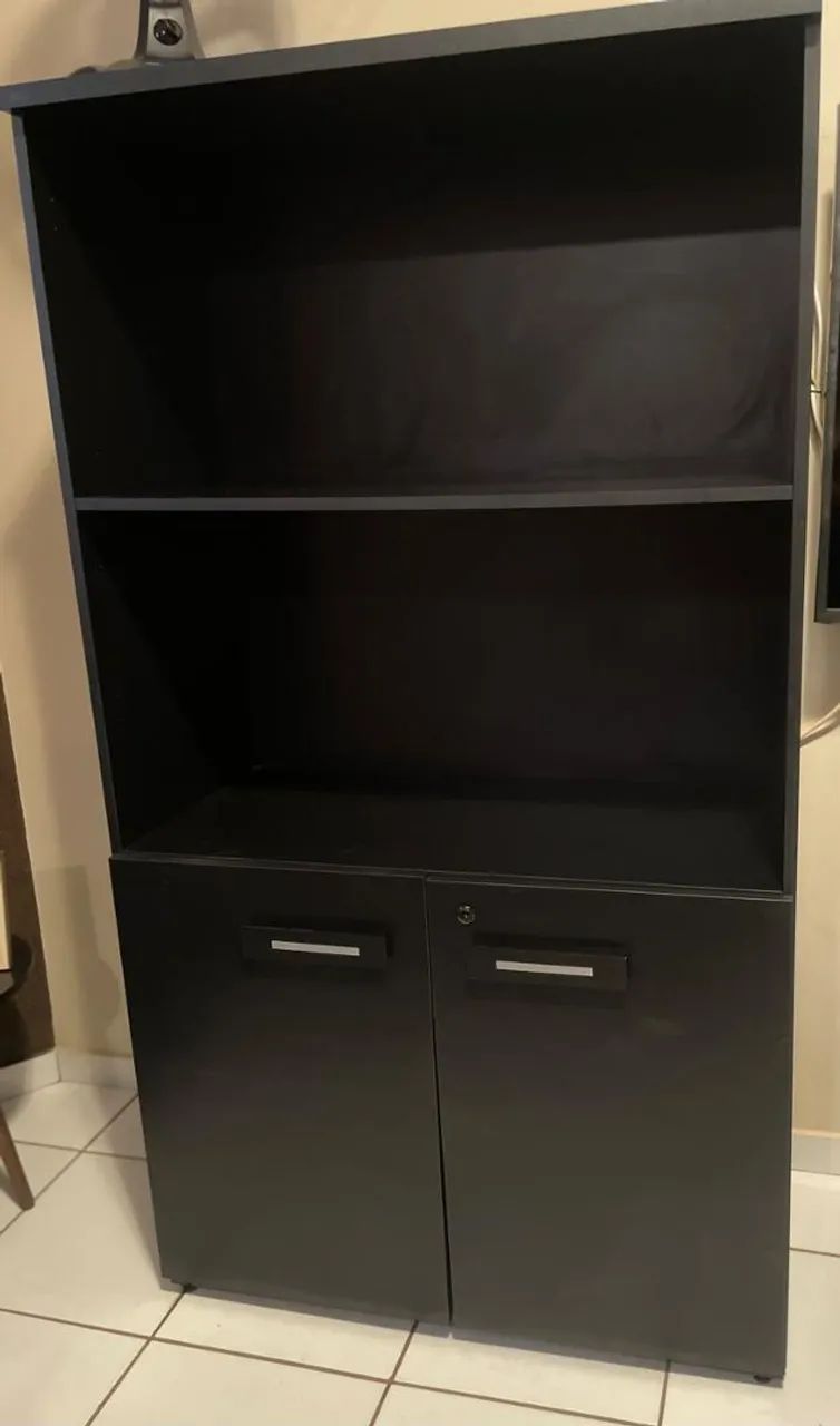 Móvel e cadeiras para escritório. 