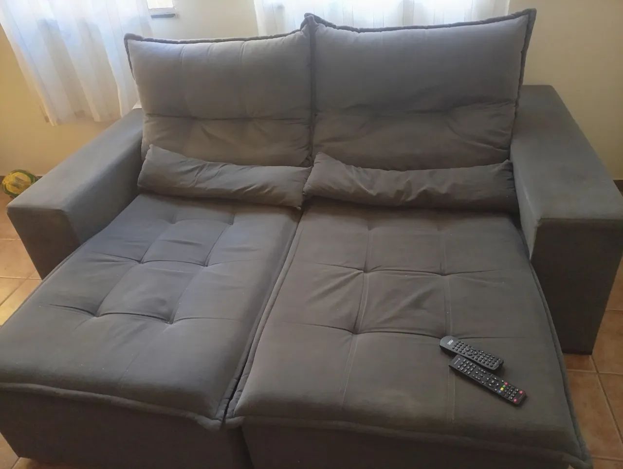 Sofá retrátil cinza  - Foto 3