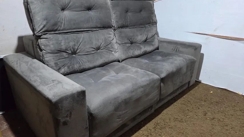 Vendo sofá retrátil reclinável tecido veludo super confortável e em perfeito estado - Foto 2