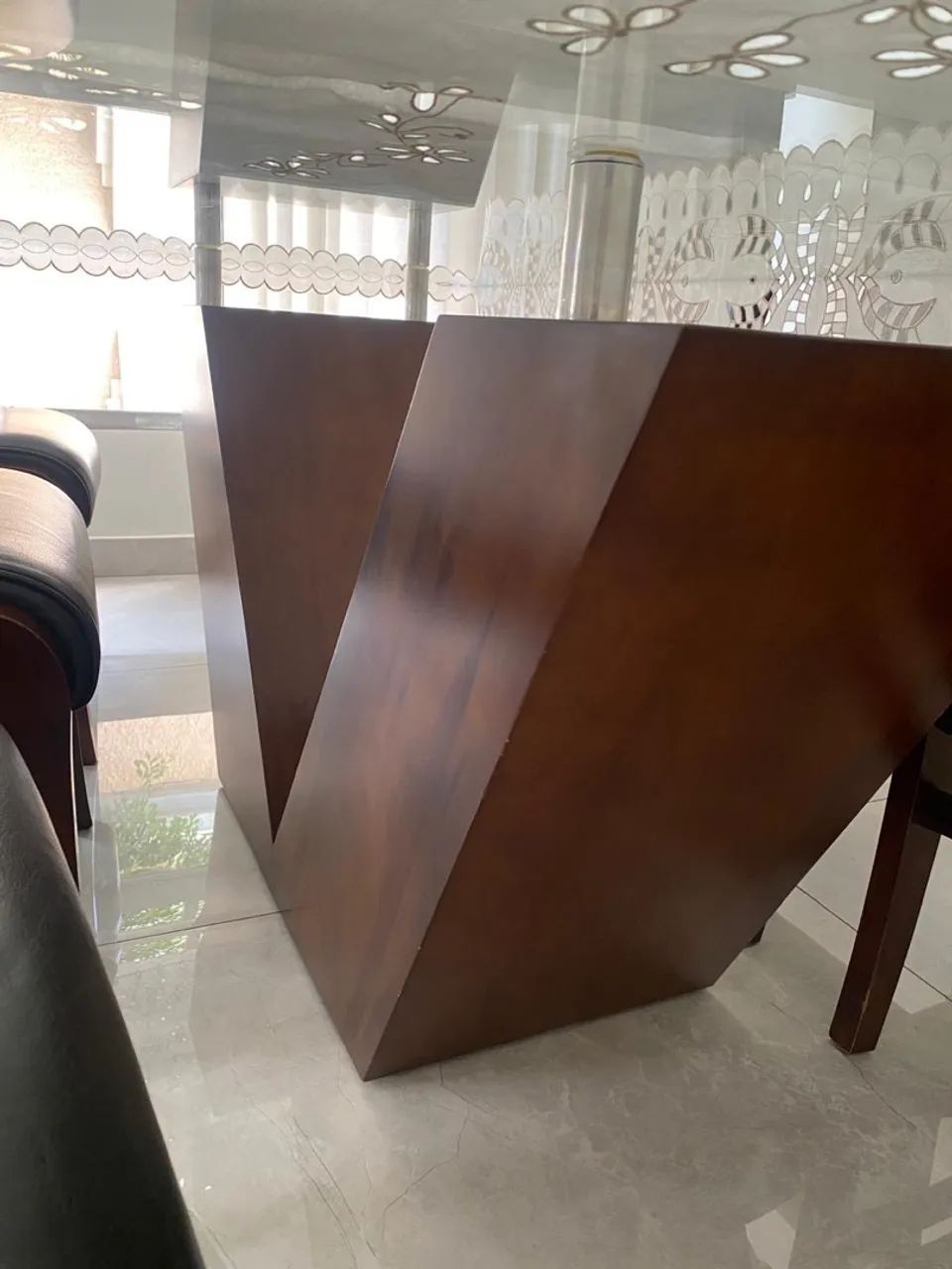 Mesa  da Líder com cadeiras em couro original - Foto 3