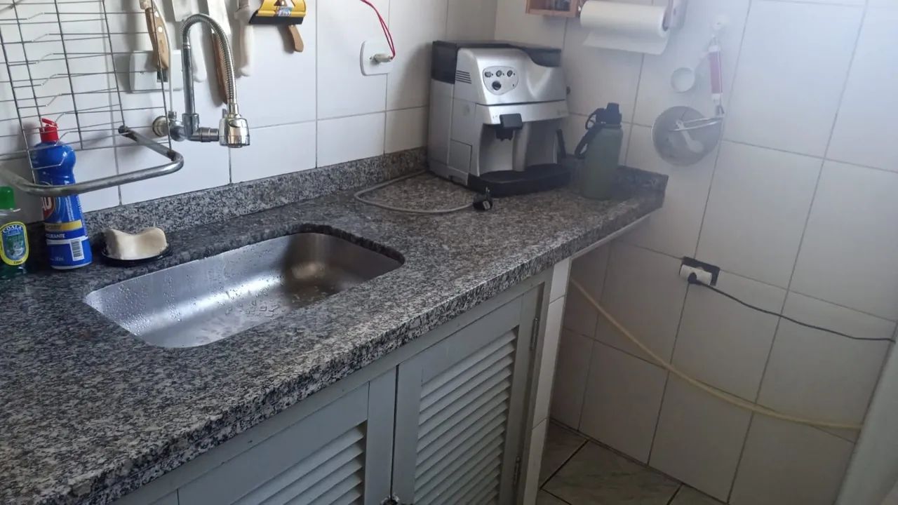 Maquina overlock  com mesa e motor  - Foto 5
