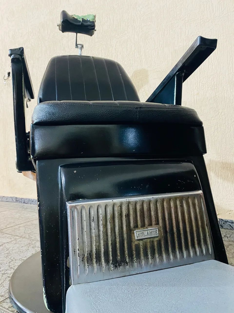 RELÍQUIA CADEIRA DE BARBEIRO FUNCIONANDO PERFEITAMENTE  - Foto 4