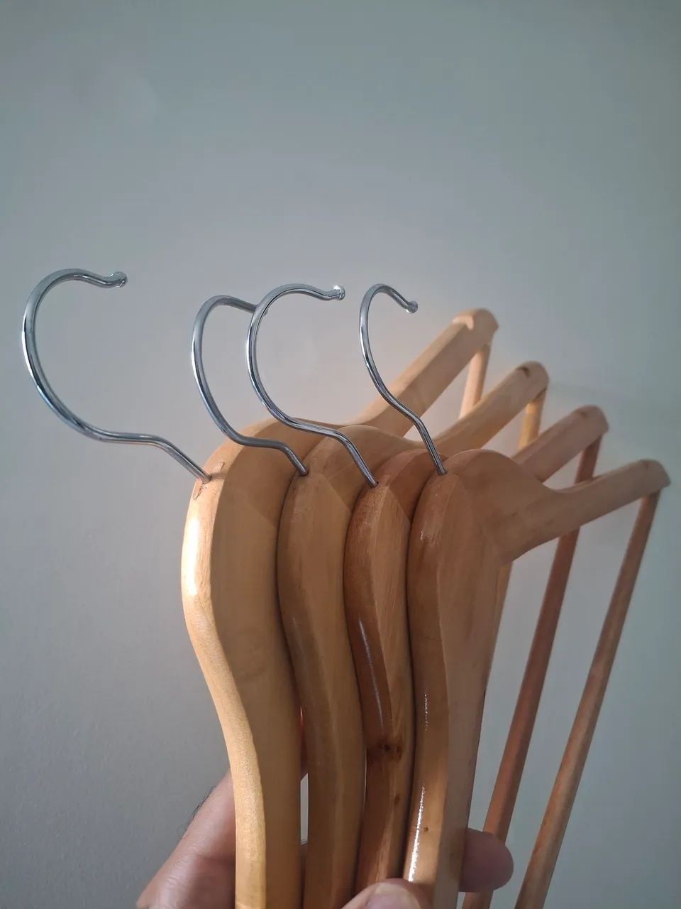 Kit 30 cabides madeira + 13 cabides acrílico  - Foto 2