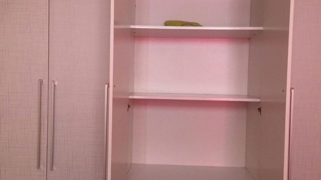 Vendo Guarda Roupa Casal 6 portas, 6 gavetas, cabideiro - Foto 2