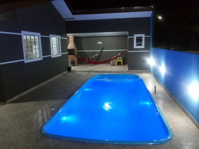 CASA COM PISCINA NA PRAIA DE GUARATUBA.