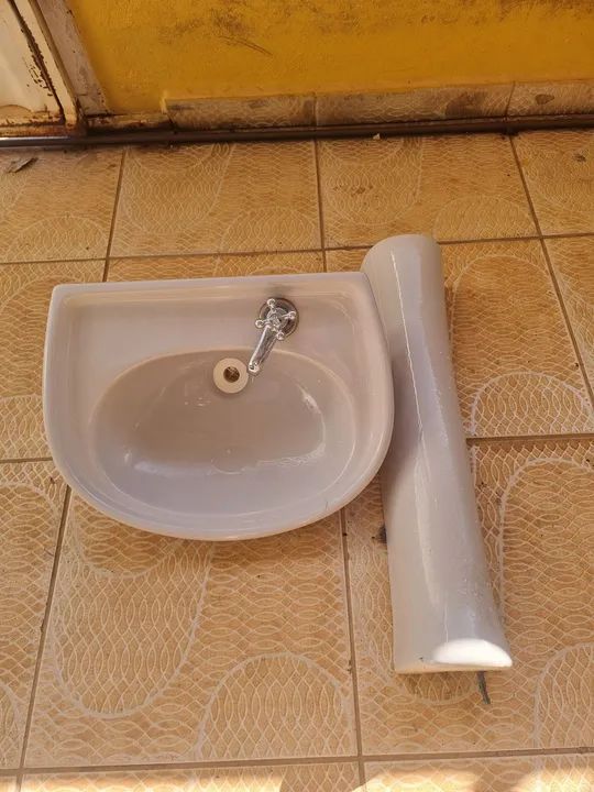 Pia de banheiro com torneira e suporte em Samambaia Sul  - Foto 3